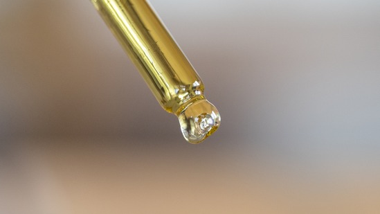 Detalle de un gotero con extracto botánico OLA